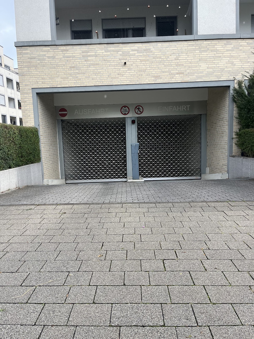 Stellplatz in sicherer Sammelgarage – zentral & witterungsgeschützt parken
