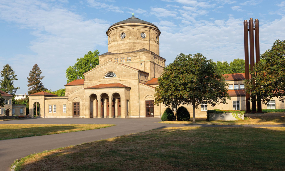 Halle und Eingangsbereich des Frankfurter Hauptfriedhofes.